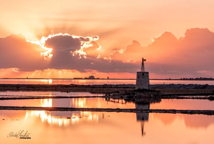 Tramonto sulle saline alle isole dello stagnone