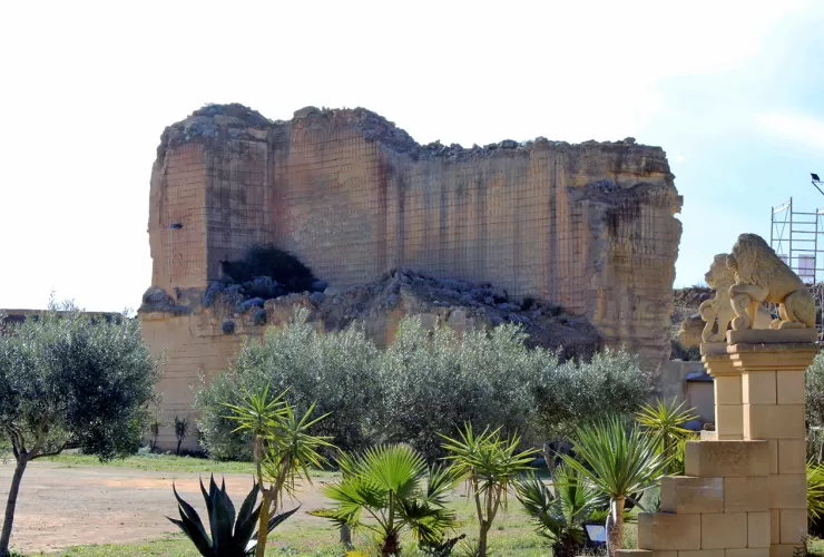 Blocco di tufo in cava