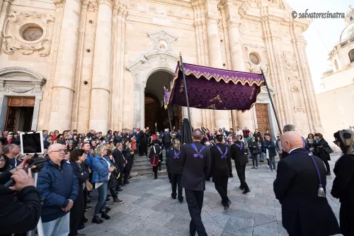 Processione del venerdì santo - uscita dalla chiesa madre