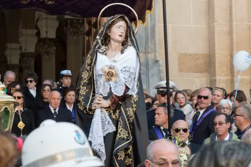 Processione del venerdì santo - la madonna portata dai fedeli